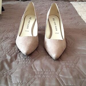 Anne Klein SuedeTan Heels Size:  9.5M